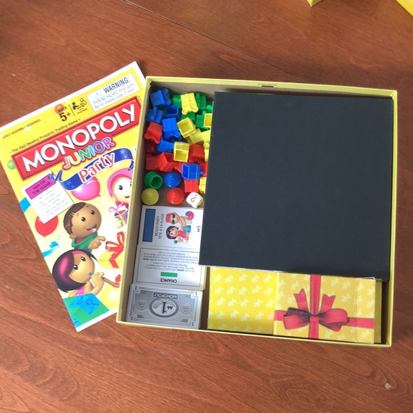 Monopoly Junior Party Board Game - Picture 5 of 5